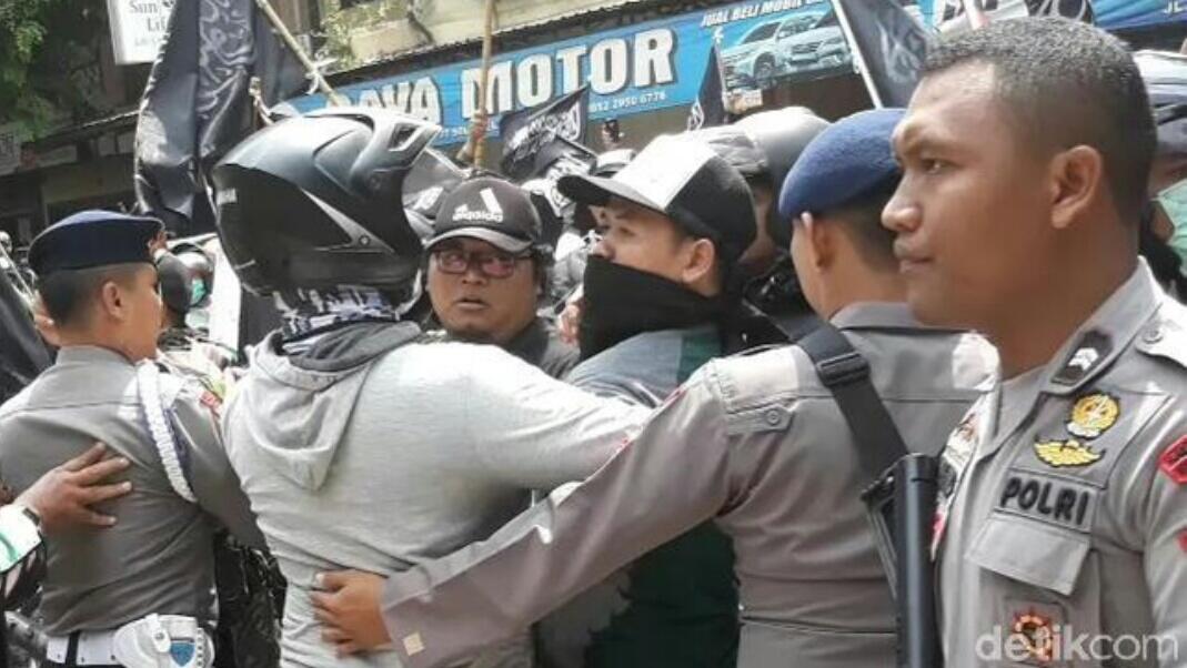 Massa Aksi Bela Kalimat Tauhid di Depan PCNU Solo Sempat Memanas
