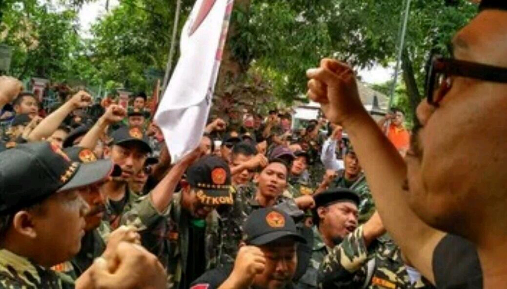 Aksi Pembakaran Bendera Picu Tagar #BubarkanBanser
