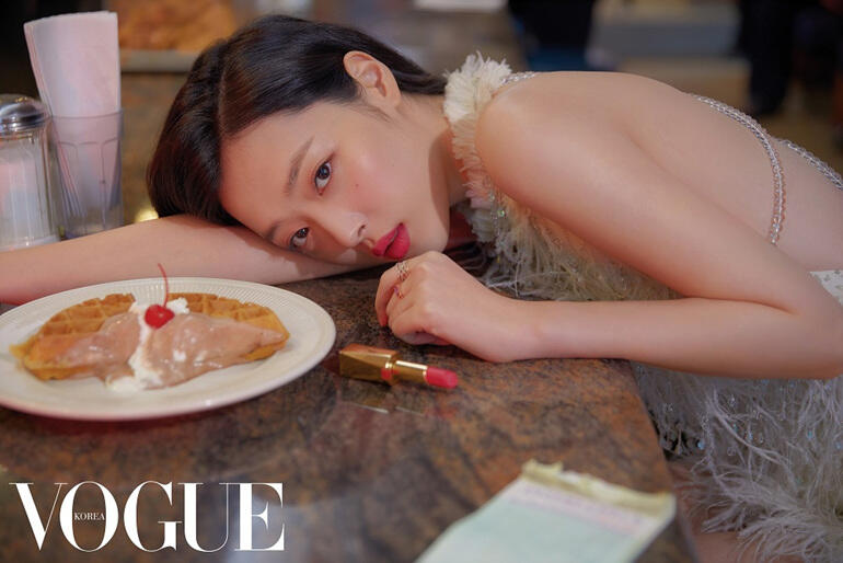 Sulli Bergaya ala New Yorker Buat Vogue Korea, Elegan dan Menggoda