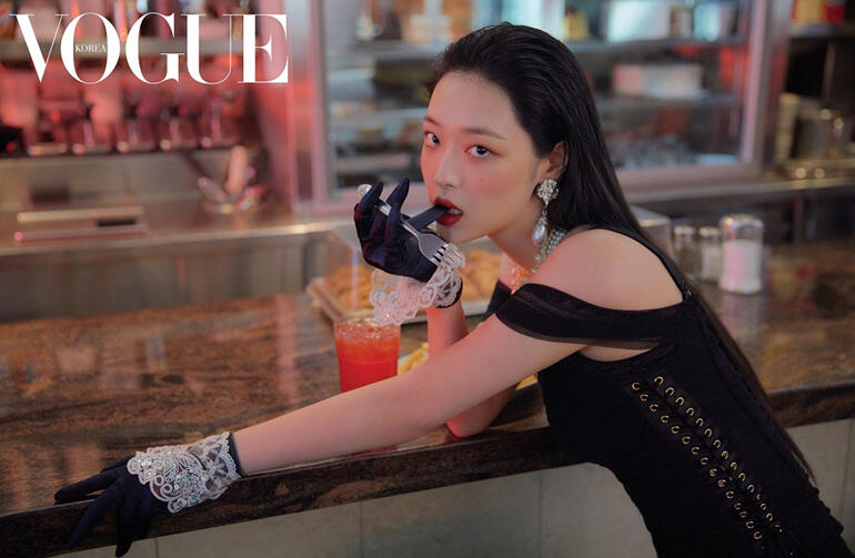 Sulli Bergaya ala New Yorker Buat Vogue Korea, Elegan dan Menggoda