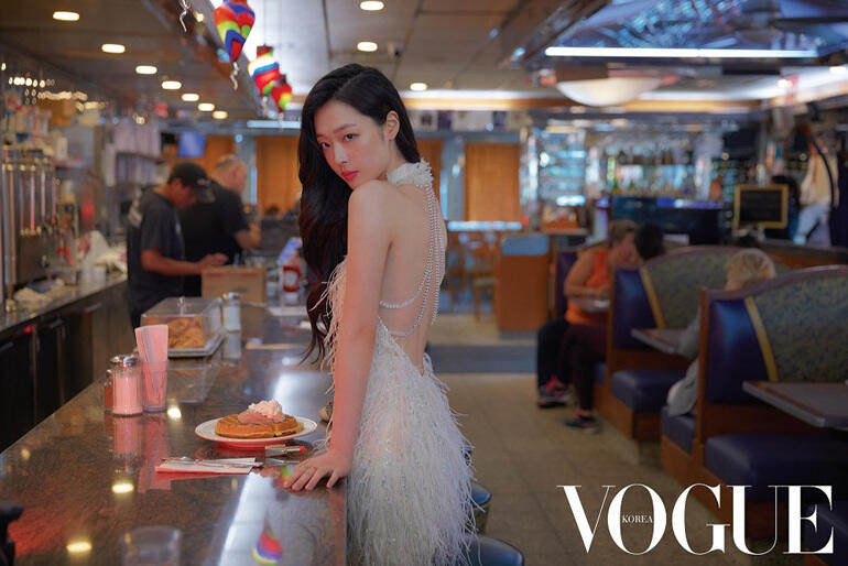 Sulli Bergaya ala New Yorker Buat Vogue Korea, Elegan dan Menggoda