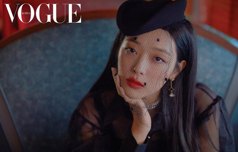 Sulli Bergaya ala New Yorker Buat Vogue Korea, Elegan dan Menggoda