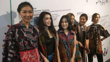 Seksinya Girls Squad di Front Row Show Anne Avantie JFW 2019