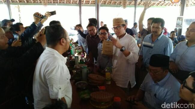 Kagetnya Sandiaga Diberi Segepok Uang oleh Mahasiswa di Semarang

