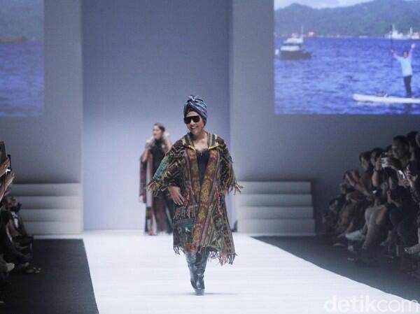 Jadi Model Catwalk, Menteri Susi Bikin Heboh Jakarta Fashion Week