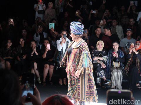 Jadi Model Catwalk, Menteri Susi Bikin Heboh Jakarta Fashion Week