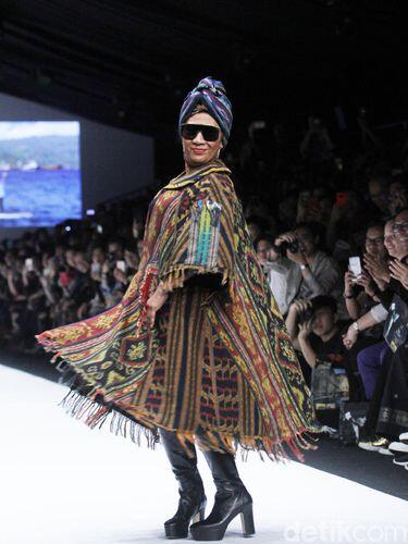 Jadi Model Catwalk, Menteri Susi Bikin Heboh Jakarta Fashion Week