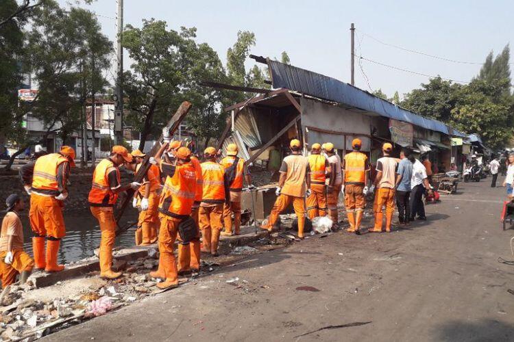 Turap Longsor, 6 Warung di Jakarta Utara Roboh