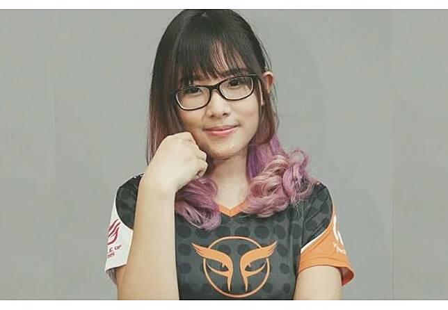 5 Atlet eSport Cantik Yang Bikin Kamu Salah Fokus!