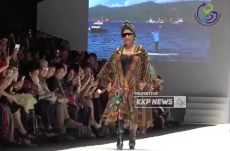 Viral, Aksi Menteri Susi Pudjiastuti Jadi Model di JFW 2019