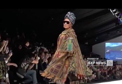 Viral, Aksi Menteri Susi Pudjiastuti Jadi Model di JFW 2019