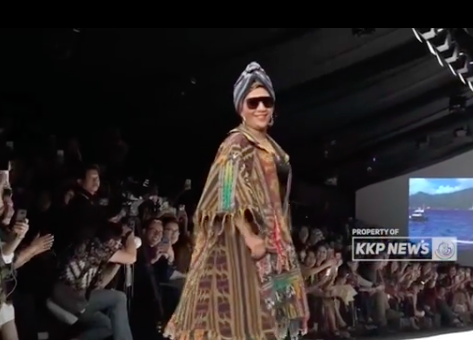 Viral, Aksi Menteri Susi Pudjiastuti Jadi Model di JFW 2019