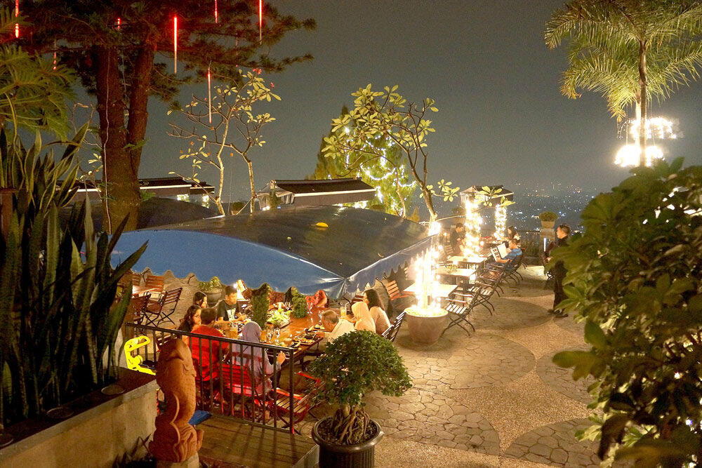 Liburan Keluarga ke Bandung Tanpa Khawatir Anak, Nginep Disini Aja!