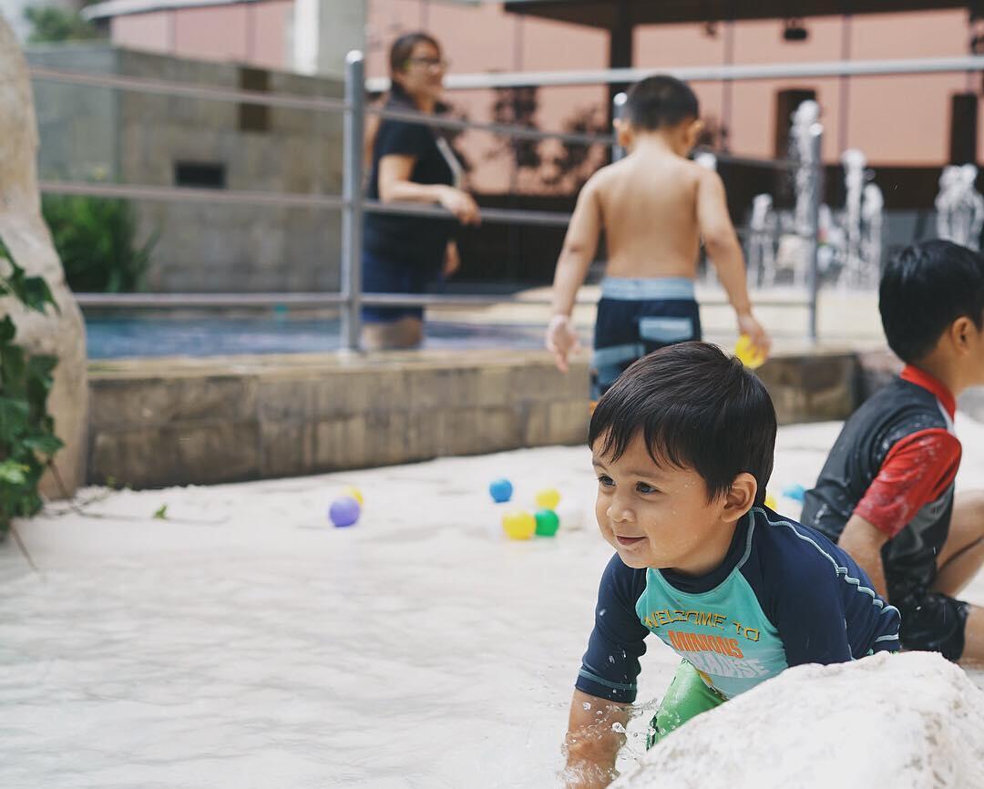 Liburan Keluarga ke Bandung Tanpa Khawatir Anak, Nginep Disini Aja!
