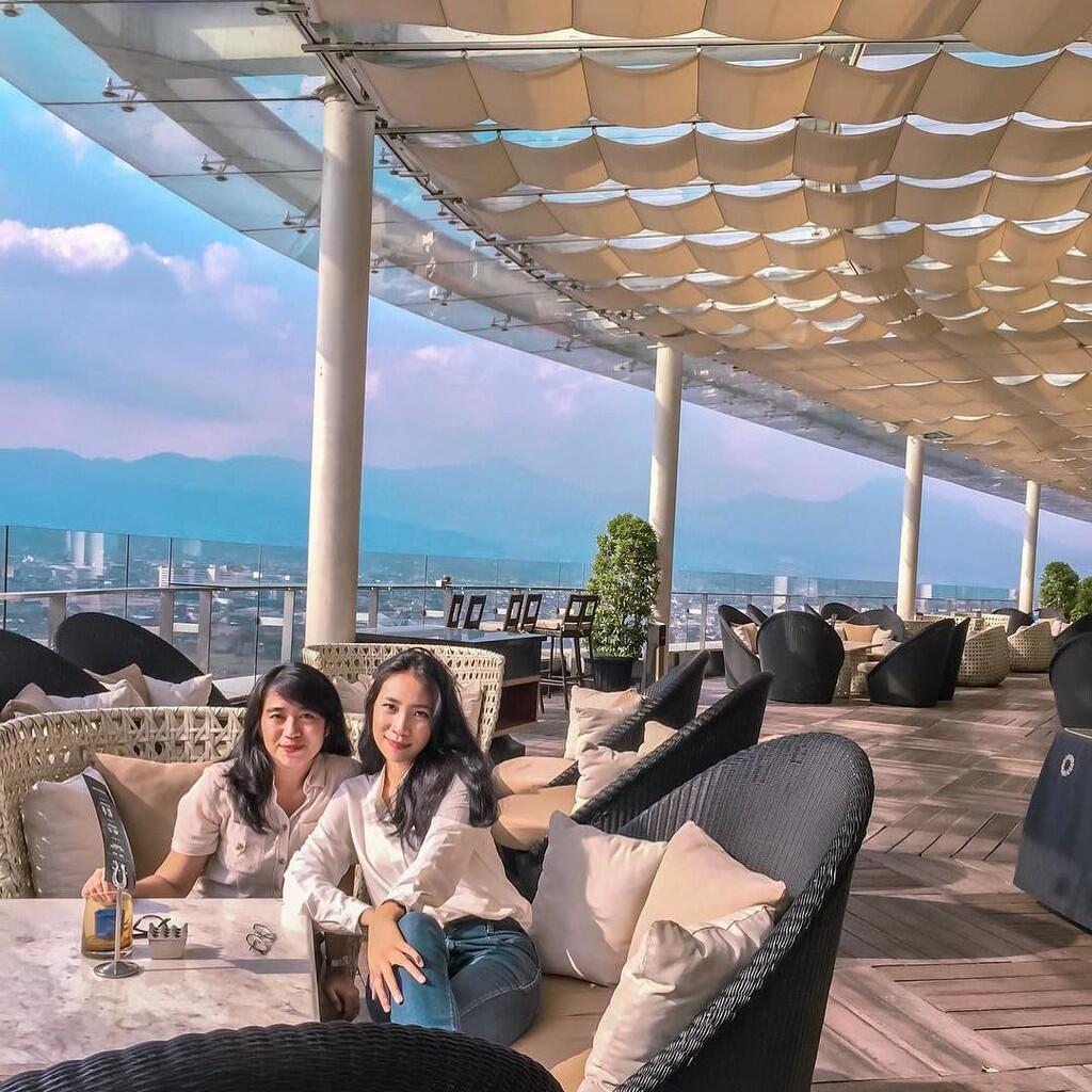 Liburan Keluarga ke Bandung Tanpa Khawatir Anak, Nginep Disini Aja!