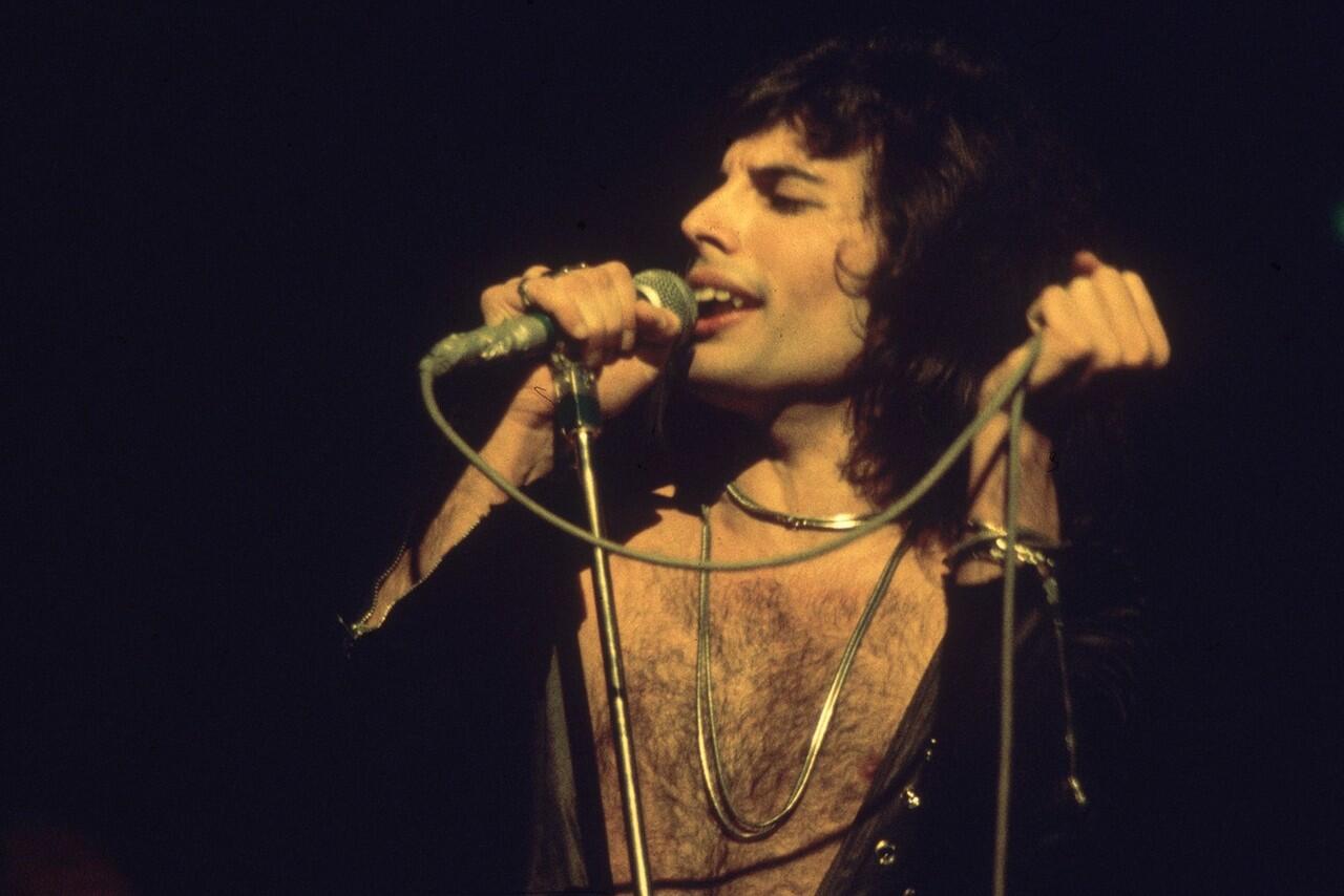 KISAH HIDUP : Freddie Mercury, Legenda Rock Yang Ditumbangkan HIV &amp; AIDS !!