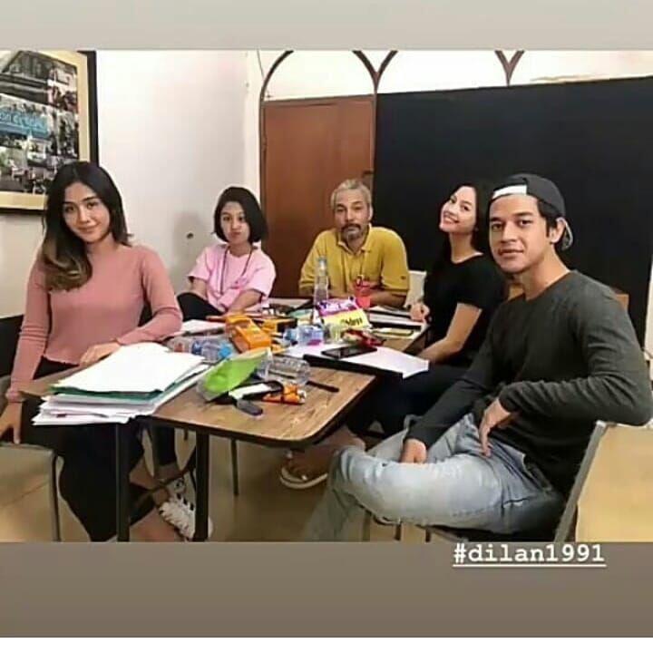 10 Potret Reading Naskah Film Dilan 1991, Gak Sabar Deh!
