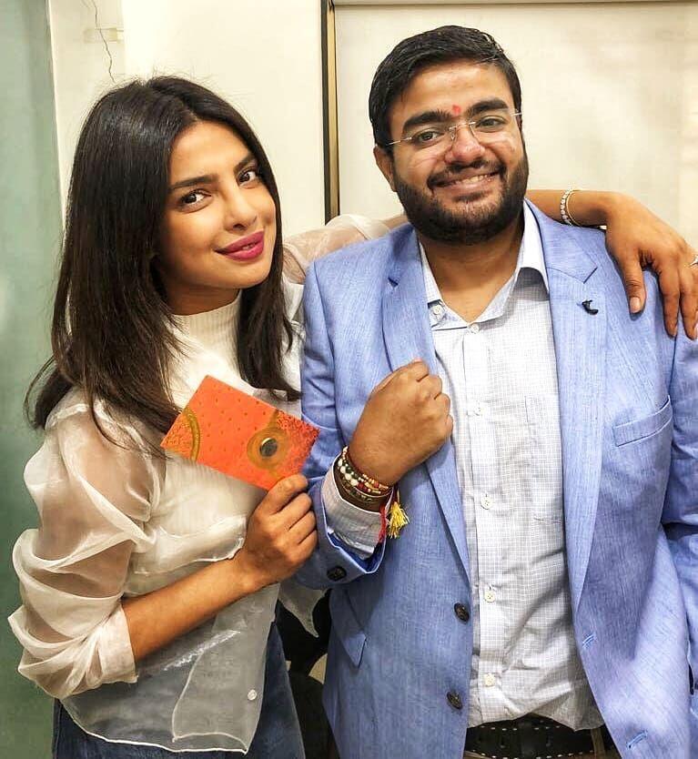 Akur dan Rukun, Begini Kedekatan 10 Artis Bollywood dengan Saudaranya