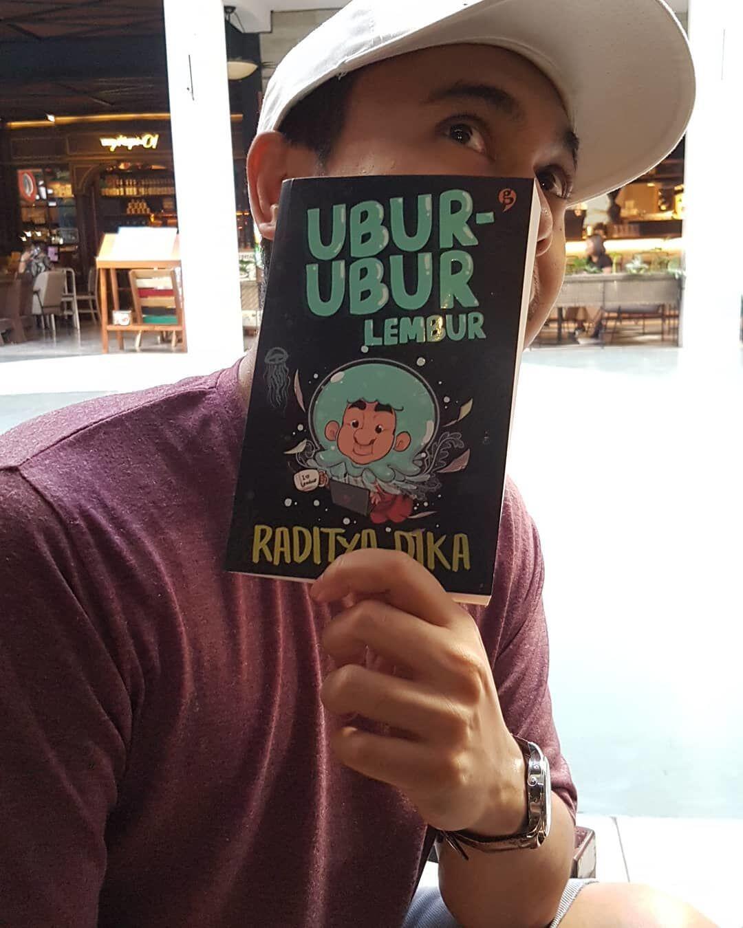 Favorit Anak Muda, Ini 5 Novelis Cowok Terpopuler Tahun 2000an