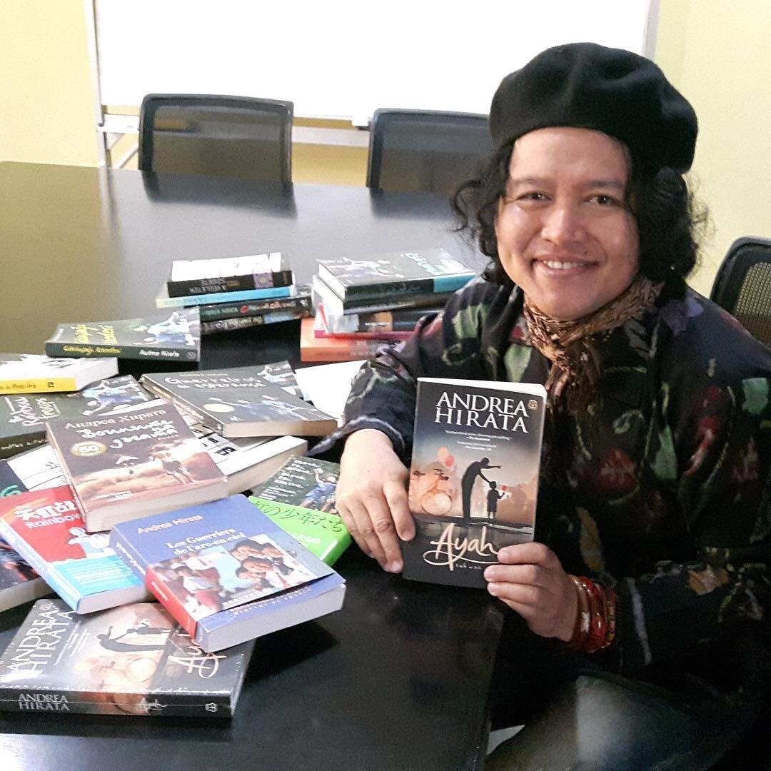 Favorit Anak Muda, Ini 5 Novelis Cowok Terpopuler Tahun 2000an