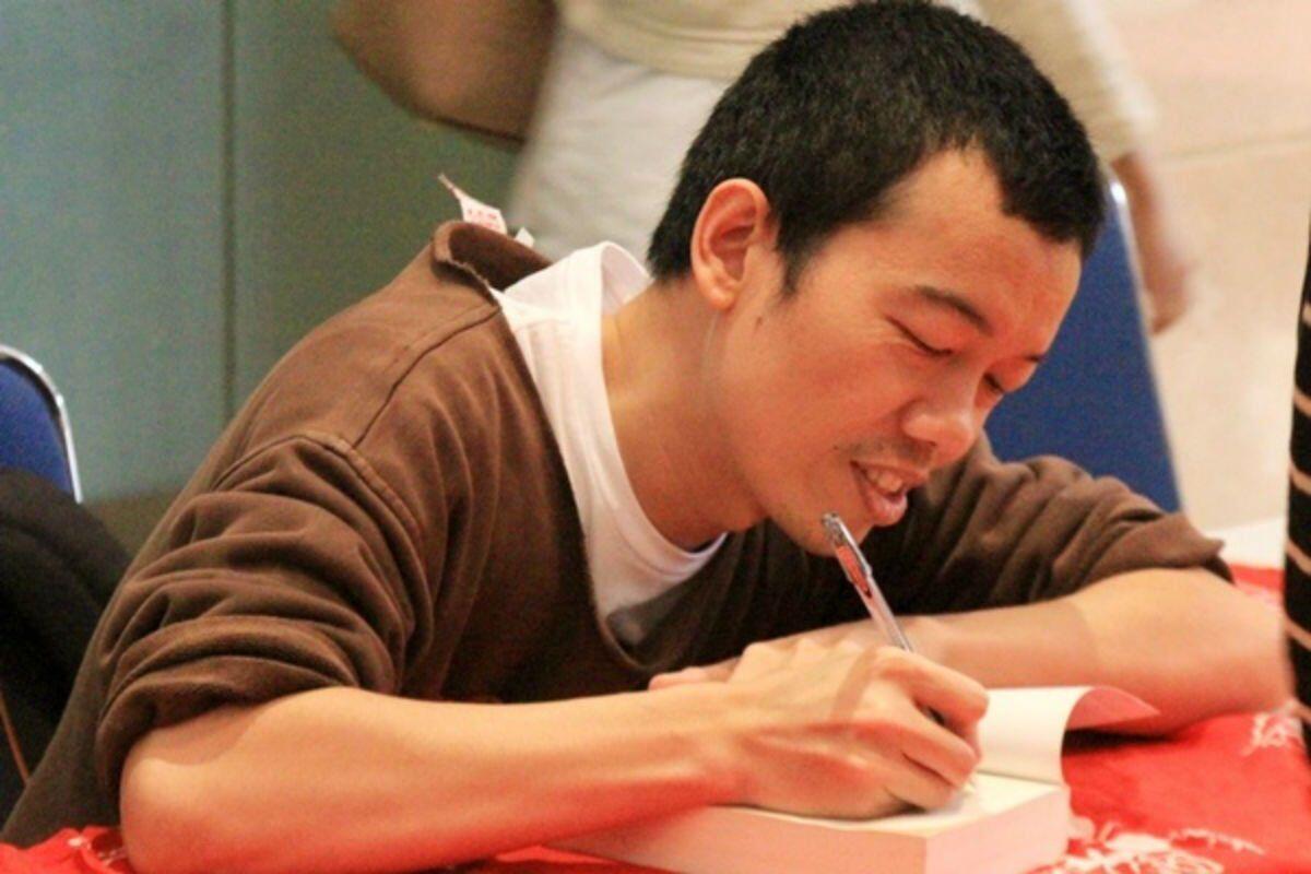 Favorit Anak Muda, Ini 5 Novelis Cowok Terpopuler Tahun 2000an