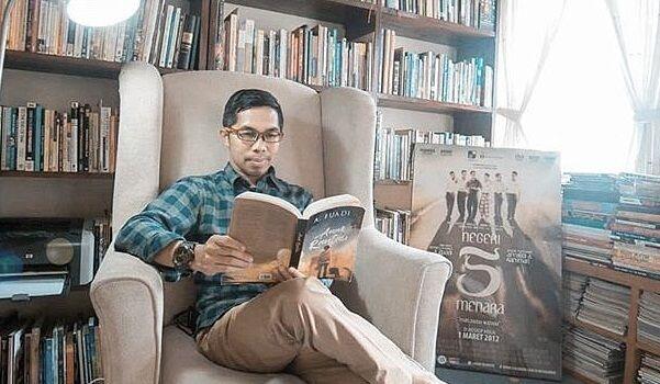 Favorit Anak Muda, Ini 5 Novelis Cowok Terpopuler Tahun 2000an