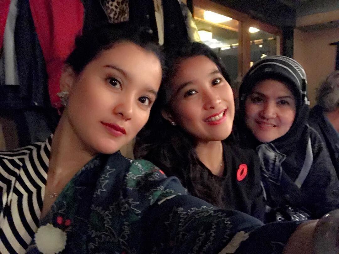 Bareng Anak, Ini 10 Potret Bahagia Marcella Zalianty di Jepang