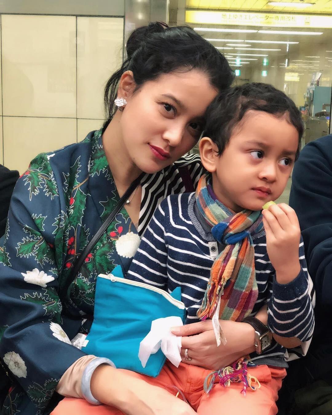 Bareng Anak, Ini 10 Potret Bahagia Marcella Zalianty di Jepang