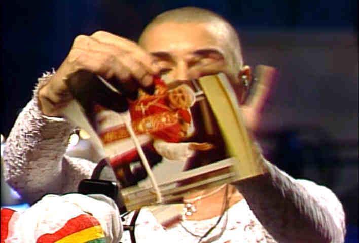 Perjalanan Sinead O'Connor dan Sensasinya Hingga Masuk Islam
