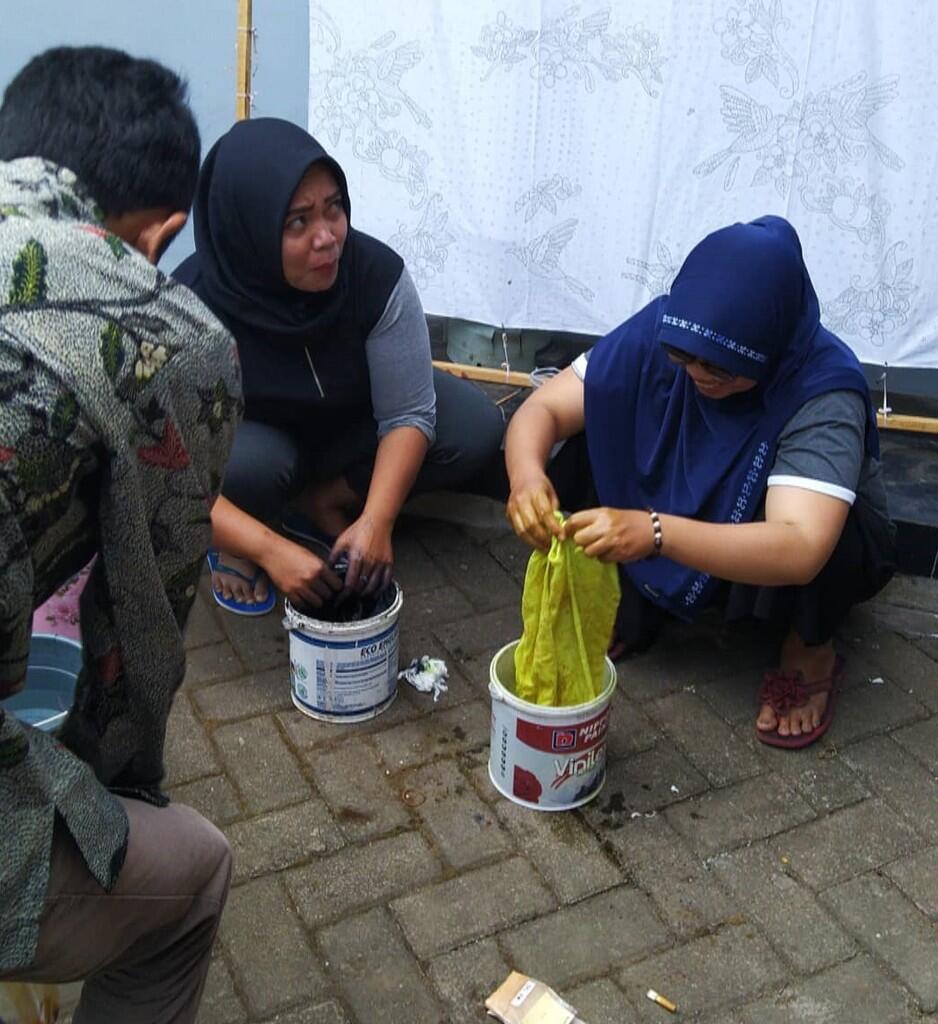 Pelatihan Pewarnaan Batik 2 Warna oleh Mahasiswa KKN UM