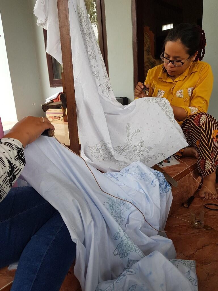 Pelatihan Pewarnaan Batik 2 Warna oleh Mahasiswa KKN UM