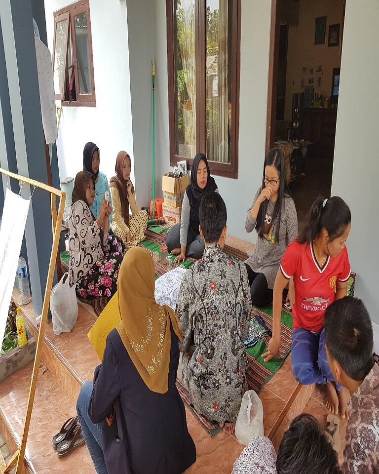 Pelatihan Pewarnaan Batik 2 Warna oleh Mahasiswa KKN UM