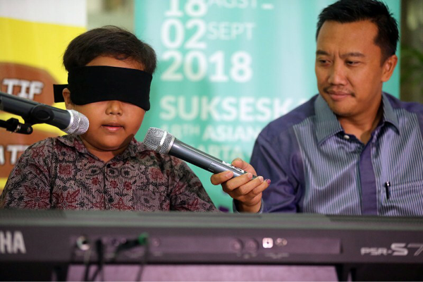 Bocah asal Indonesia Pecahkan Rekor Dunia Main Piano dengan Mata Tertutup