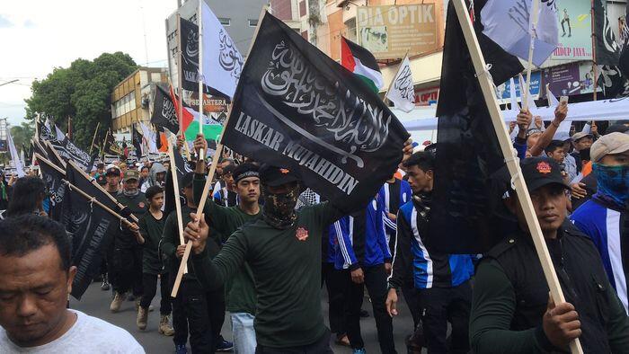 Pembawa bendera diduga HTI ditahan polisi