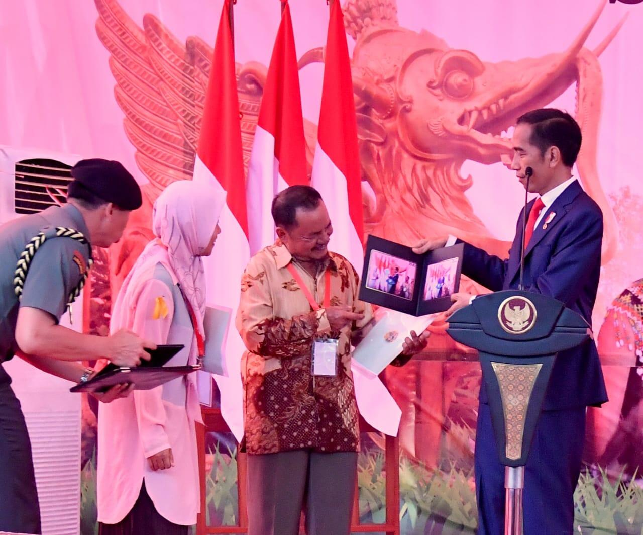 Serahkan 5.083 Sertifikat di Samarinda, Presiden: Sengketa Lahan Bisa Berkurang