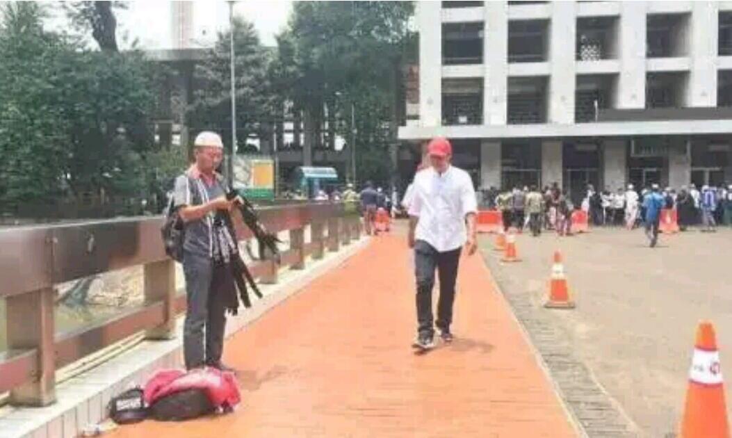 Aji Mumpung Pedagang Atribut Kalimat Tauhid