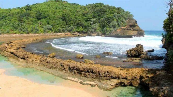 Eksotis Banget, 5 Pantai Indah di Malang Ini Wajib Kamu Kunjungi