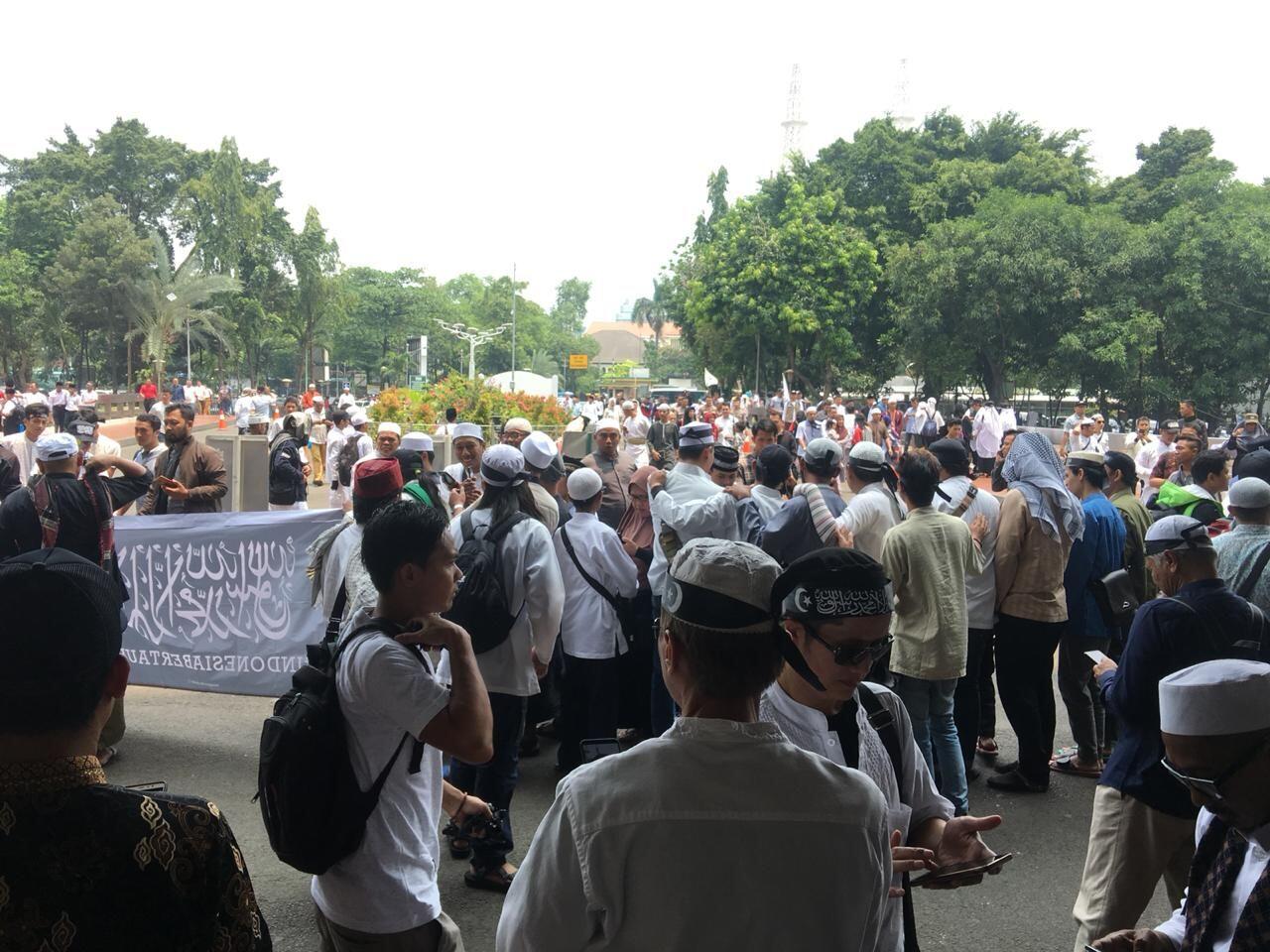 Sebelum Demo, Massa Aksi Bela Tauhid Tunaikan Salat Jumat di Istiqlal