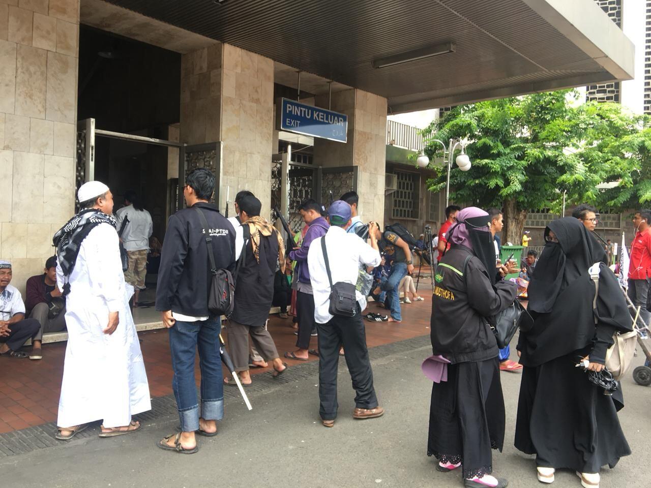 Sebelum Demo, Massa Aksi Bela Tauhid Tunaikan Salat Jumat di Istiqlal