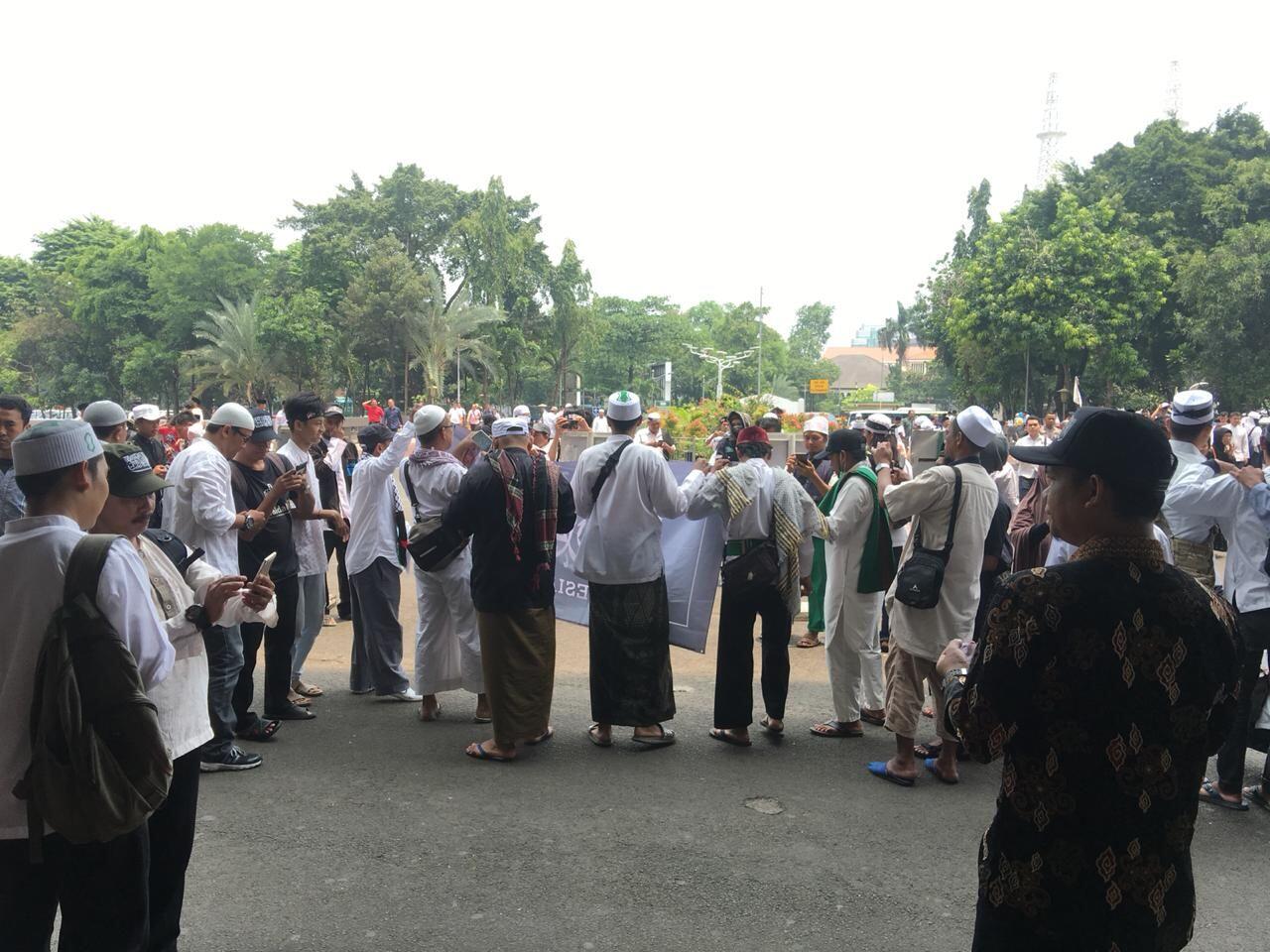Sebelum Demo, Massa Aksi Bela Tauhid Tunaikan Salat Jumat di Istiqlal