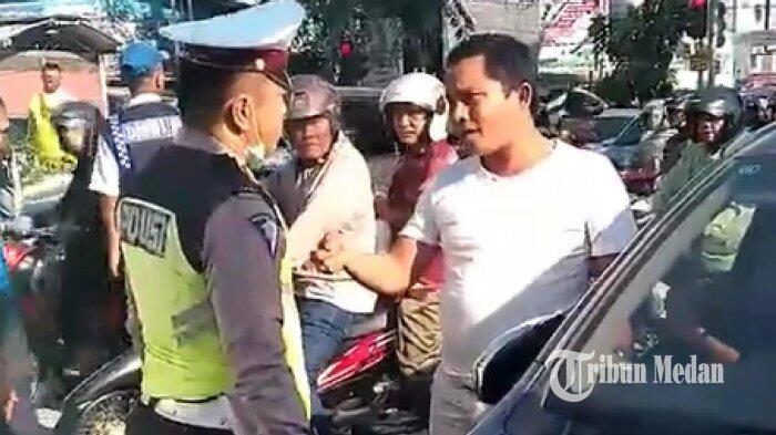 VIDEO Viral Bripka Vs Pengemudi Mobil, Pengemudi Tahan HT Polantas