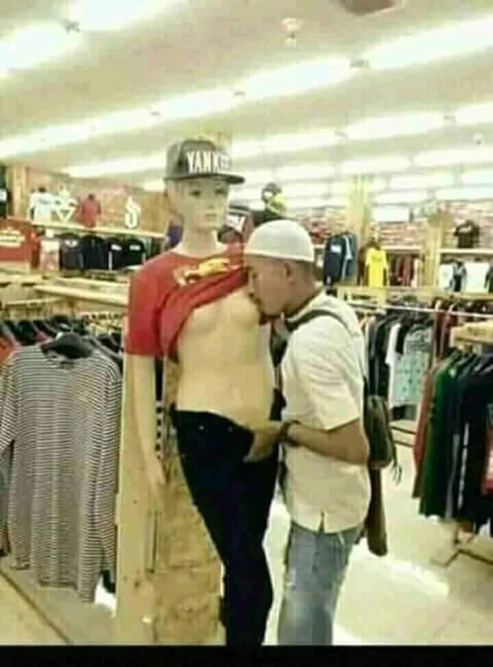 Mabuk, Ngiler Lihat Kemolekan Pemandu Lagu, Diperkosa Deh...