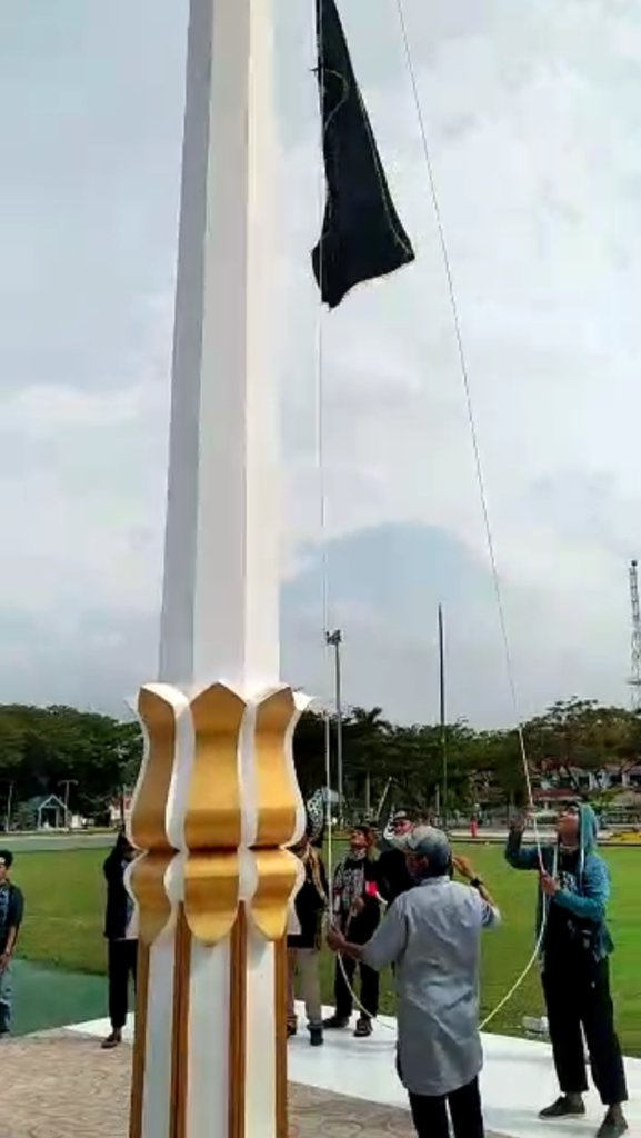 Polri: Massa Kibarkan 2 Bendera Hitam, di DPRD Poso dan Lapangan Sintuwu