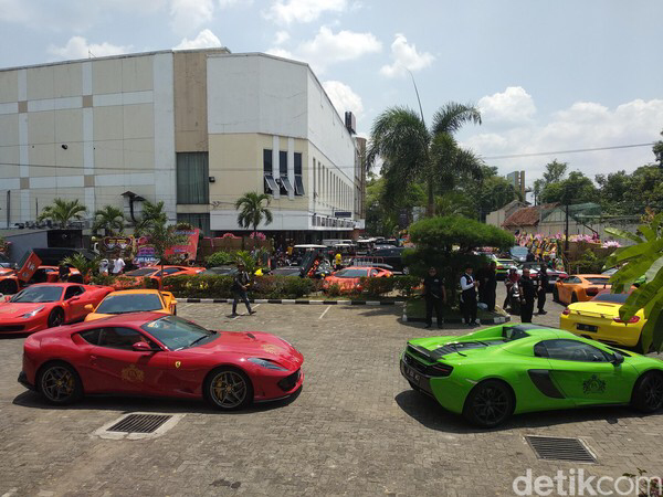 HOT: Orang Kaya Kondangan Pakai Lamborghini