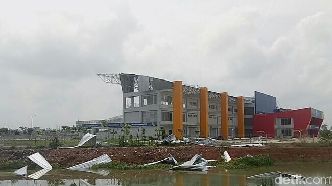 Melihat Venue Jakabaring Porak-Poranda Diterjang Angin Kencang

