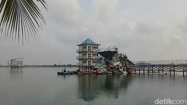 Melihat Venue Jakabaring Porak-Poranda Diterjang Angin Kencang

