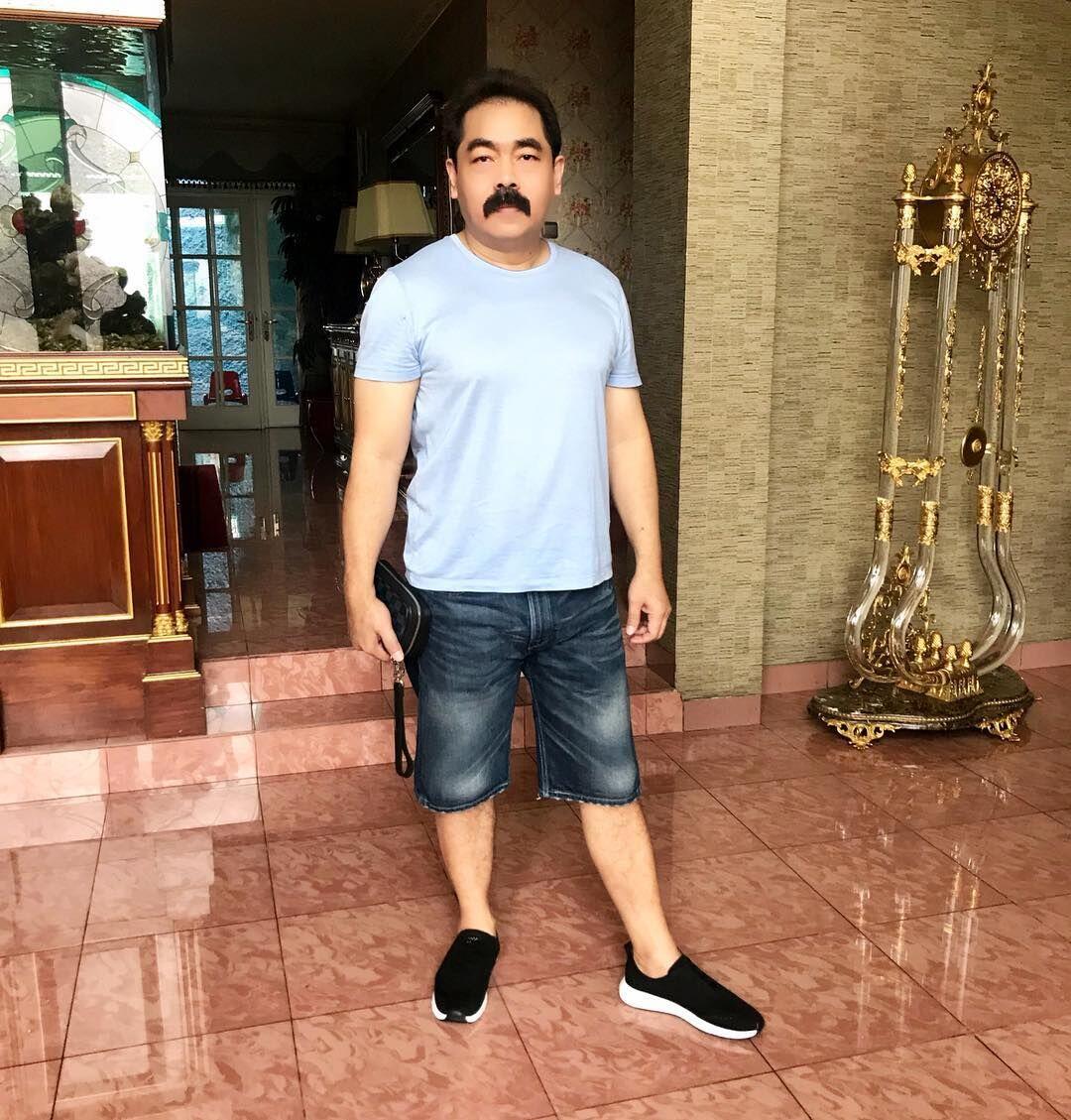10 Potret Adam Suseno Suami Inul Daratista dengan Kumis Ikoniknya