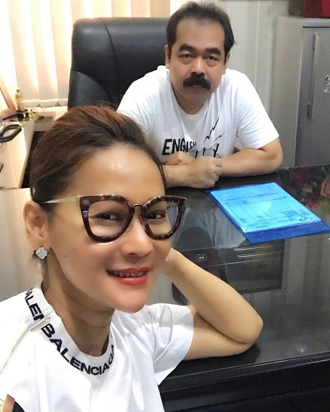 10 Potret Adam Suseno Suami Inul Daratista dengan Kumis Ikoniknya