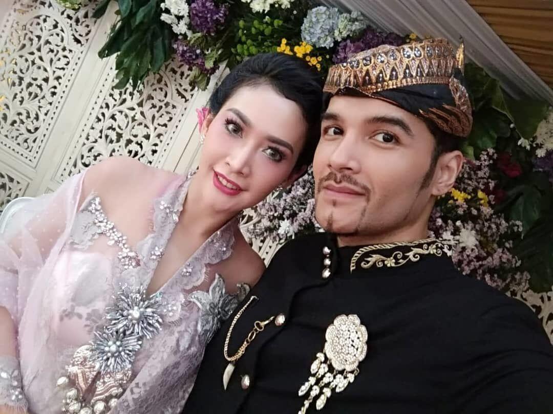 14 Tahun Bersama, Ini 10 Kemesraan Romy Rafael dan Istri