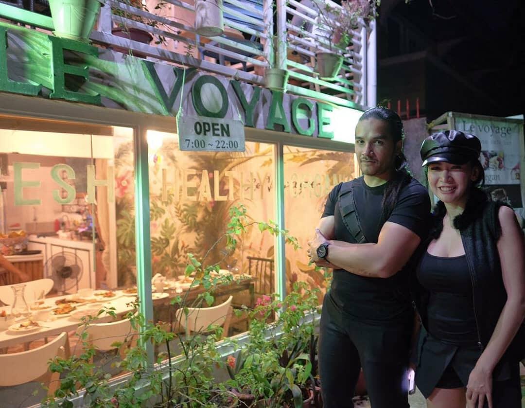 14 Tahun Bersama, Ini 10 Kemesraan Romy Rafael dan Istri